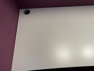 Scrivania bianca con cassettiera viola + due lampade