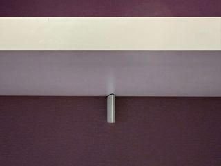 Scrivania bianca con cassettiera viola + due lampade