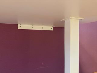 Scrivania bianca con cassettiera viola + due lampade