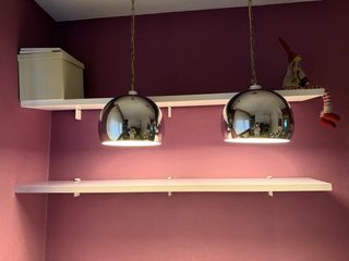 Scrivania bianca con cassettiera viola + due lampade