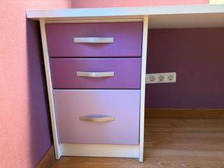Scrivania bianca con cassettiera viola + due lampade
