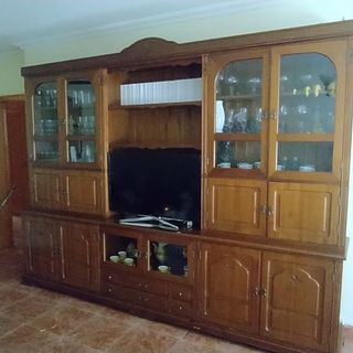 Librería de madera y cristal