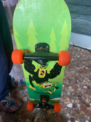Patineta verde con diseño de monstruos Marca: zott