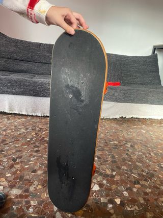 Patineta verde con diseño de monstruos Marca: zott