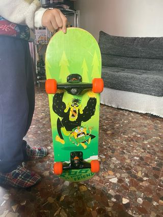 Patineta verde con diseño de monstruos Marca: zott