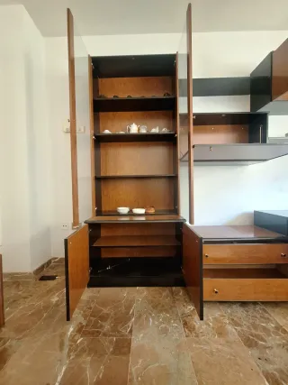 Mueble de salón completo con módulos y vitrinas.