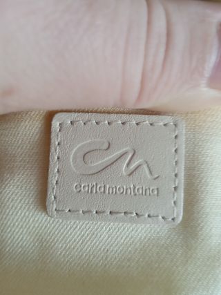 Bolso polipiel beige con cadena dorada