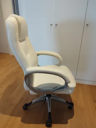 Sillón de oficina blanco y plateado