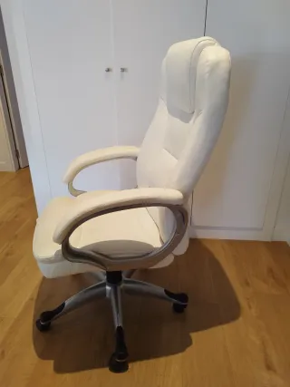 Sillón de oficina blanco y plateado