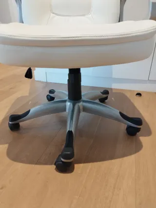 Sillón de oficina blanco y plateado