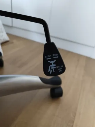 Sillón de oficina blanco y plateado