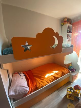 Letto a ponte arancione con luna e stella