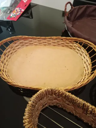 Lote de cestas de mimbre y tela