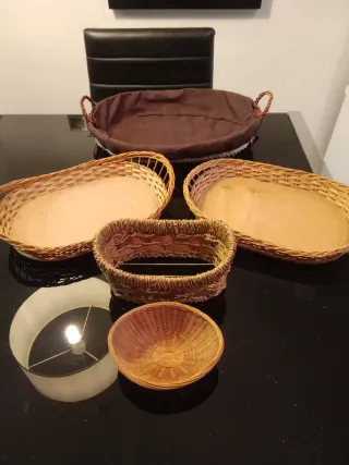 Lote de cestas de mimbre y tela
