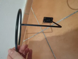 Colgador de cascos metálico