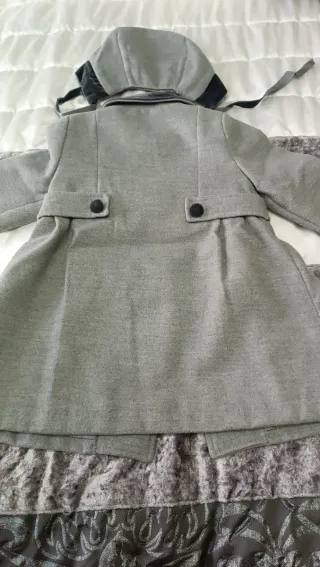 Abrigo gris con gorro T. 36 meses