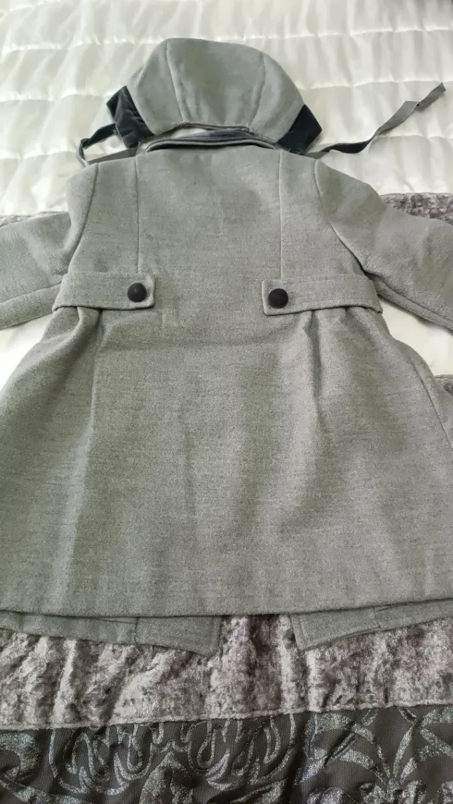 Abrigo gris con gorro T. 36 meses