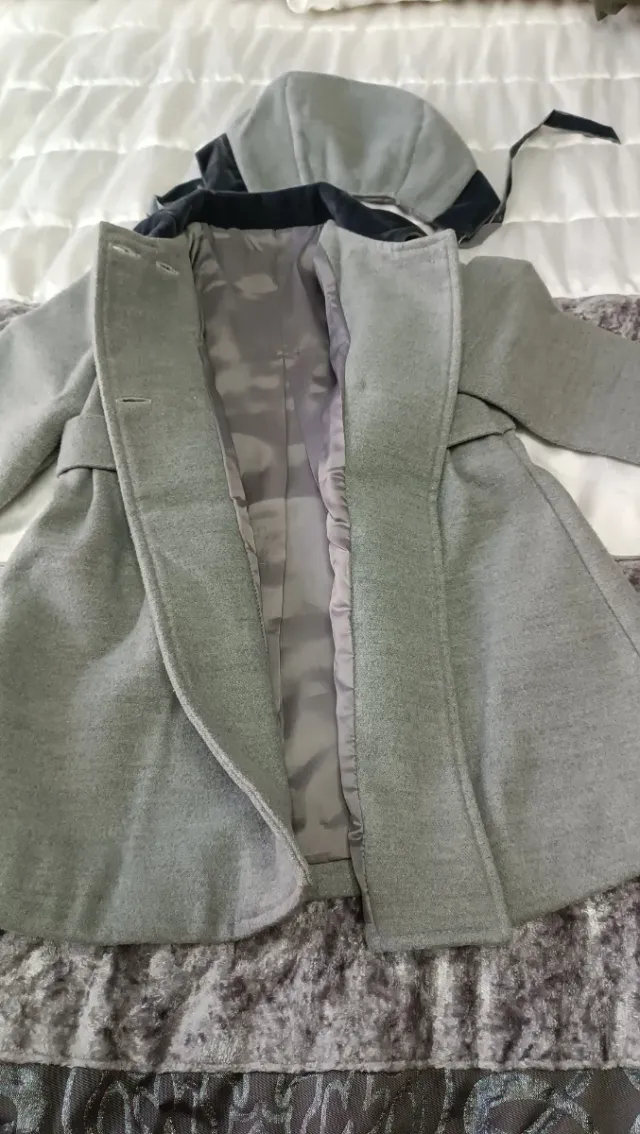 Abrigo gris con gorro T. 36 meses