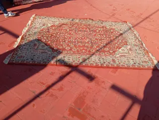 Alfombra beige con diseño floral