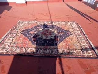 Alfombra beige con diseño floral