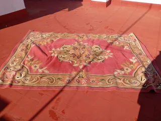 Alfombra beige con diseño floral