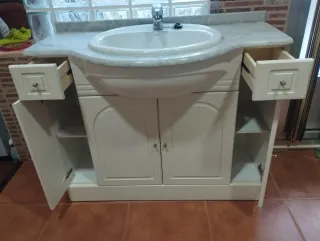 Mueble de baño mármol y madera, con lavabo y grifo