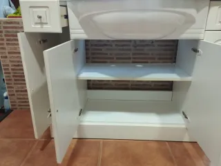 Mueble de baño mármol y madera, con lavabo y grifo