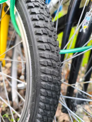 Bicicleta gris y amarilla