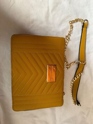 Bolso de mano mostaza con cadena dorada