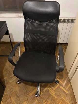Silla ergonómica de escritorio negra