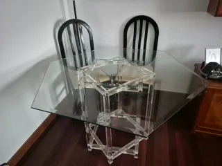 Mesa de cristal y metacrilato elegante