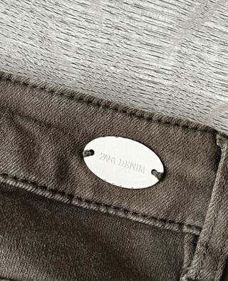 Pantalón pitillo Zara verde caqui