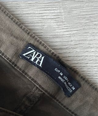 Pantalón pitillo Zara verde caqui