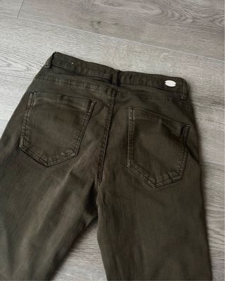 Pantalón pitillo Zara verde caqui