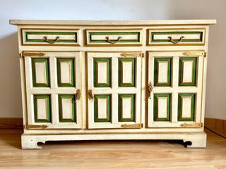 Mueble antiguo beige y verde