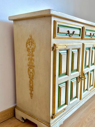 Mueble antiguo beige y verde