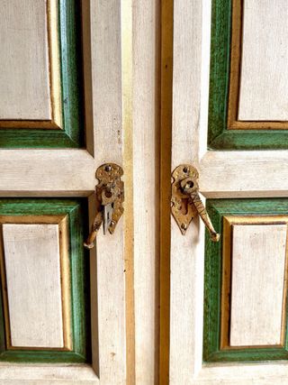 Mueble antiguo beige y verde