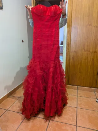 Vestido rojo con cola,largo para eventos, fiestas.