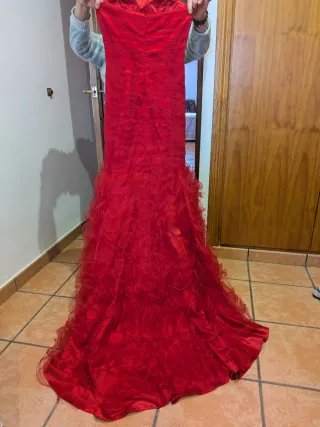 Vestido rojo con cola,largo para eventos, fiestas.