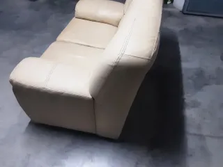 Sofá  piel beige 2 plazas Solo recogida Torrevieja