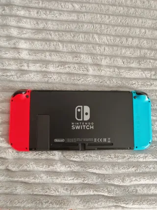 Nintendo Switch con 2 pares de mandos