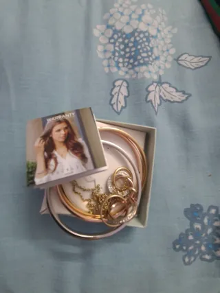 Set Joyas Buckley London bracelet trio y Cadena