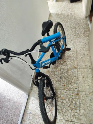 Bicicleta azul BTWIN