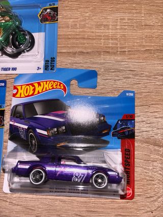 Pack 3 Hot Wheels: 1966 Triumph Tiger 100 y Buick