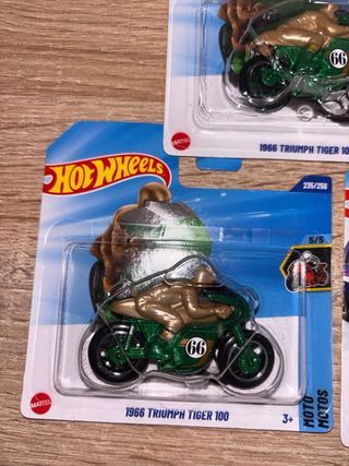 Pack 3 Hot Wheels: 1966 Triumph Tiger 100 y Buick