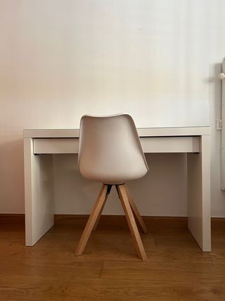 Escritorio Ikea MALM y Silla Jysk