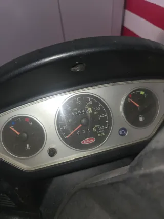 Moto 125cc roja con baúl