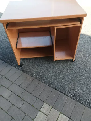 Escritorio de madera con bandeja