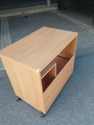 Escritorio de madera con bandeja