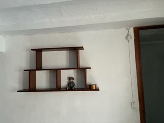 Estantería de madera marrón